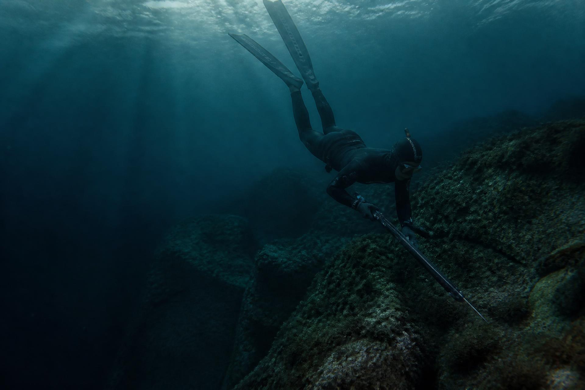 Apnéiste en chasse sous-marine